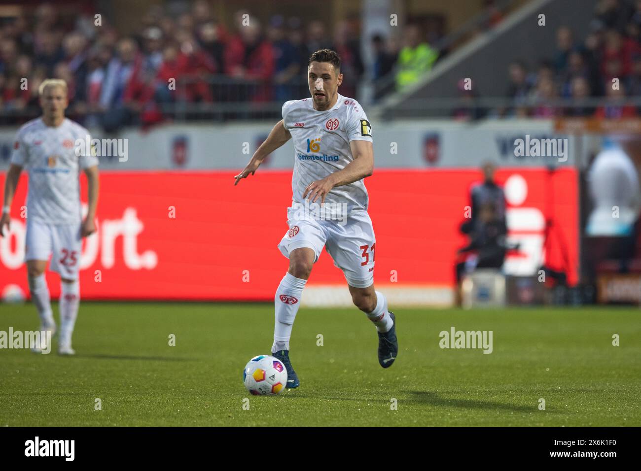 Partita di calcio, Dominik KOHR 1. FSV Mainz 05 con la palla sul piede sinistro, stadio di calcio Voith-Arena, Heidenheim Foto Stock
