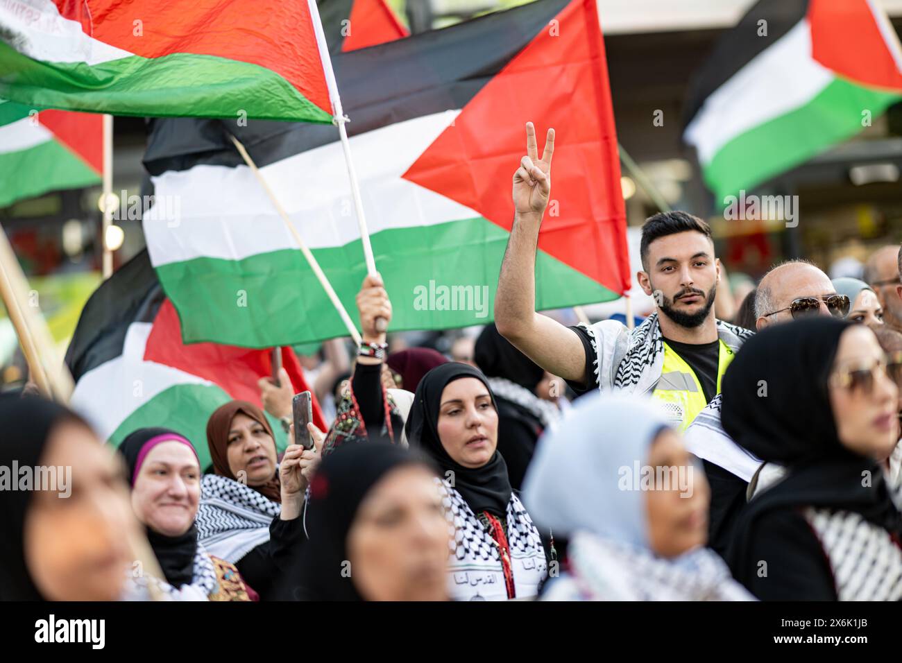 Berlino, Germania. 15 maggio 2024. La gente partecipa alla manifestazione "solidarietà con la Palestina - 76 anni di al Nakba” in occasione del Nakba Memorial Day dei palestinesi in commemorazione dell'espulsione del 1948. Crediti: Fabian Sommer/dpa/Alamy Live News Foto Stock