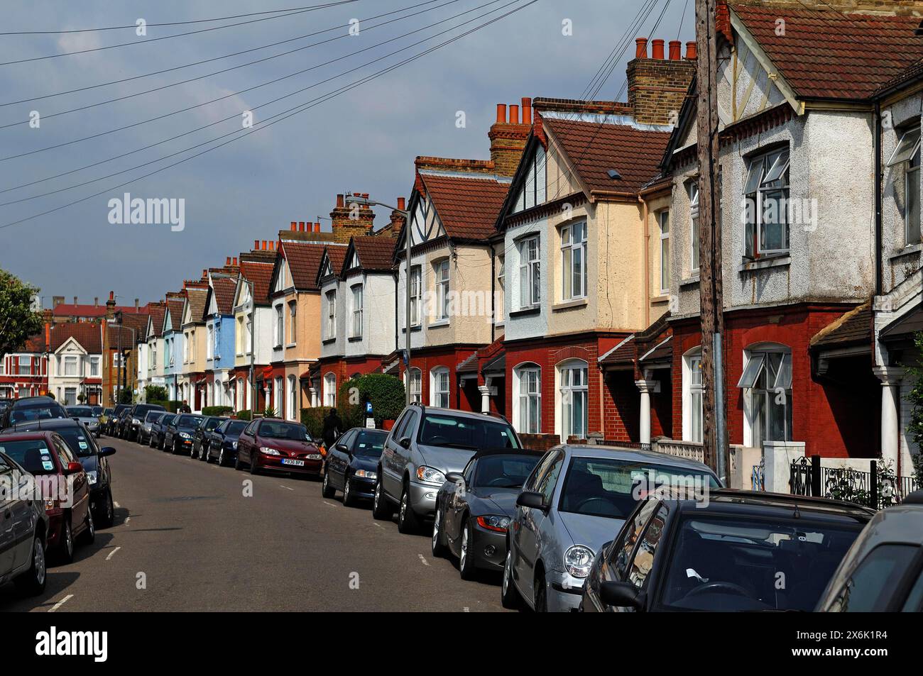 Tipiche case a schiera inglesi con linee telefoniche, Ashvale Road, Tooting Broadway, Londra, Inghilterra, gran Bretagna Foto Stock