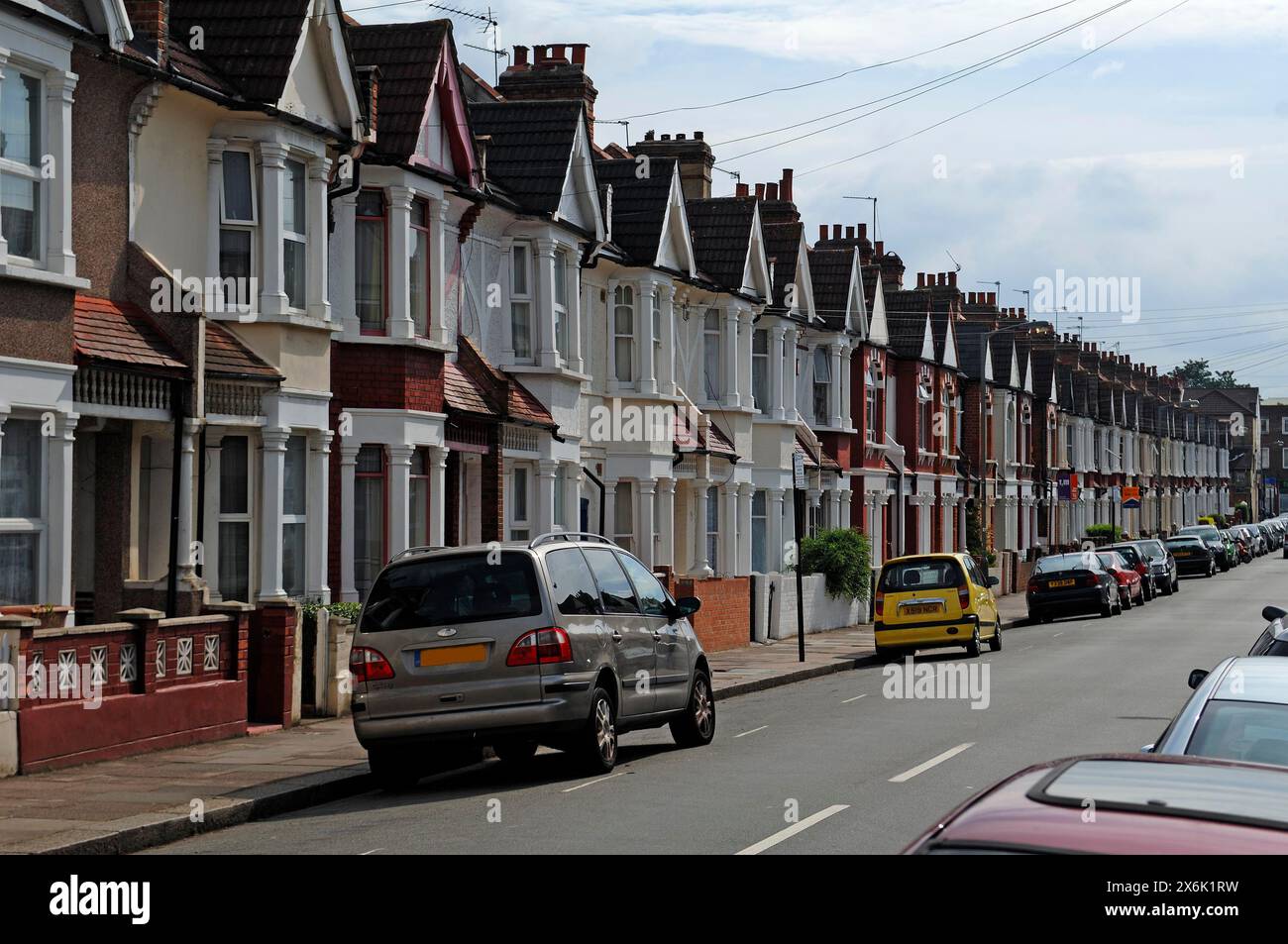 Tipiche case a schiera inglesi con linee telefoniche, Valnay Street, Tooting Broadway, Londra, Inghilterra, gran Bretagna Foto Stock
