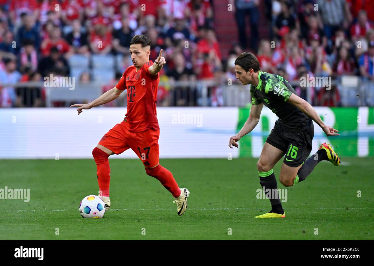 Bryan Zaragoza FC Bayern Monaco FCB (17) azione sul pallone contro Jakub Kaminski VfL Wolfsburg (16) Allianz Arena, Monaco, Bayern, Germania Foto Stock