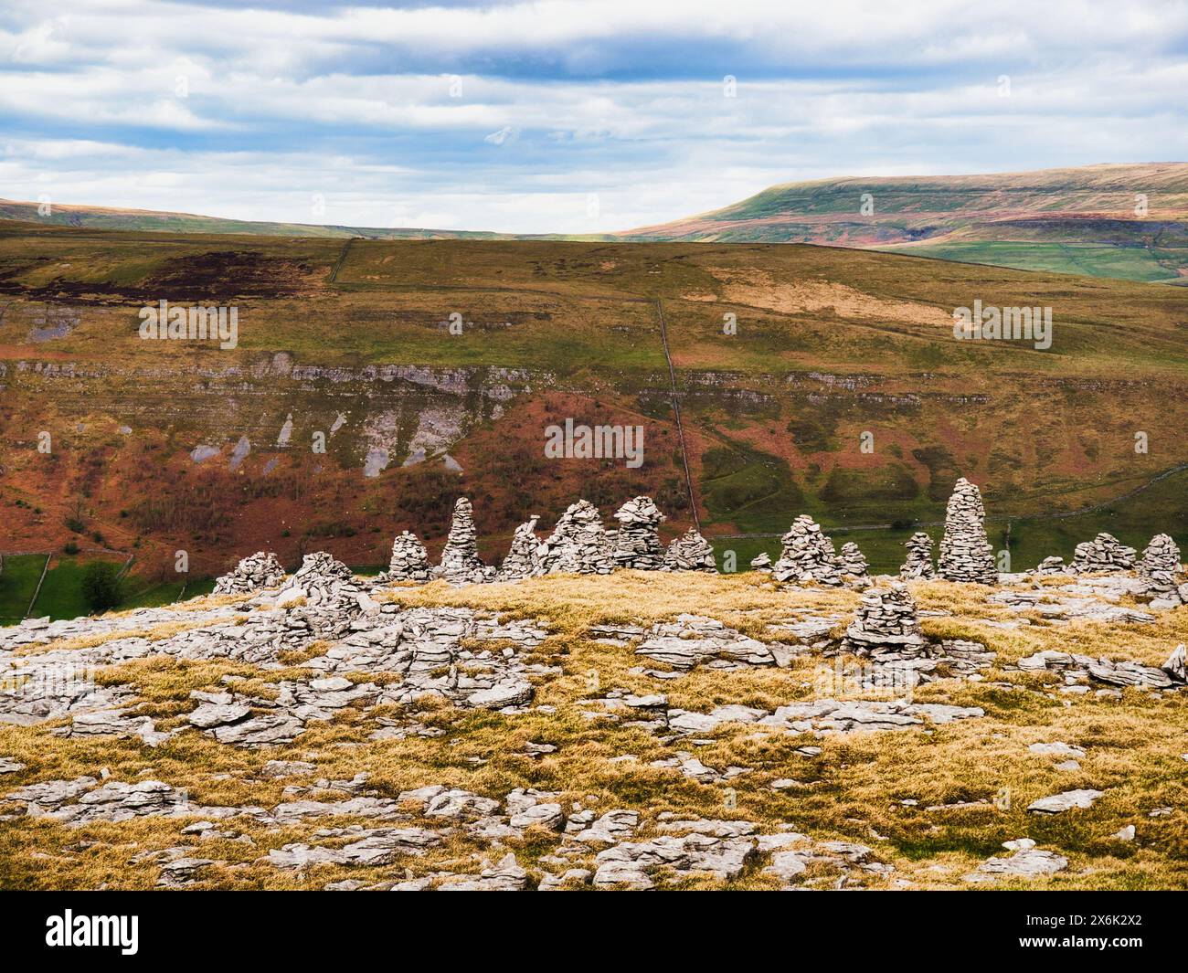 Una linea di antichi cairn in pietra sulla cima delle colline di Littondale, nello Yorkshire Dales. Si tratta di un luogo remoto e sembrano essere antichi. Foto Stock