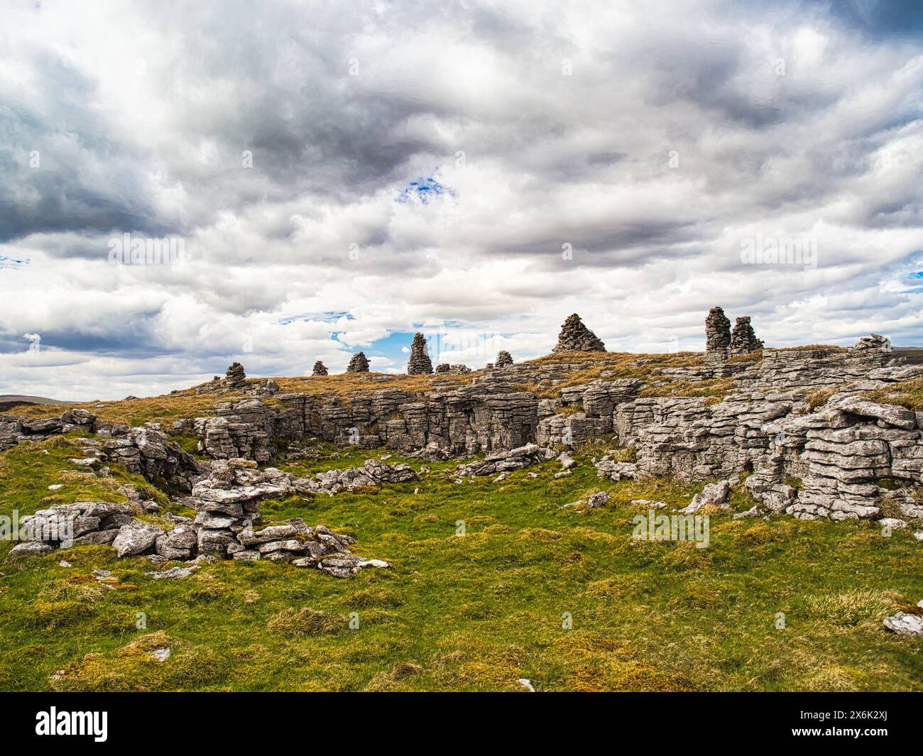 Una linea di antichi cairn in pietra sulla cima delle colline di Littondale, nello Yorkshire Dales. Si tratta di un luogo remoto e sembrano essere antichi. Foto Stock