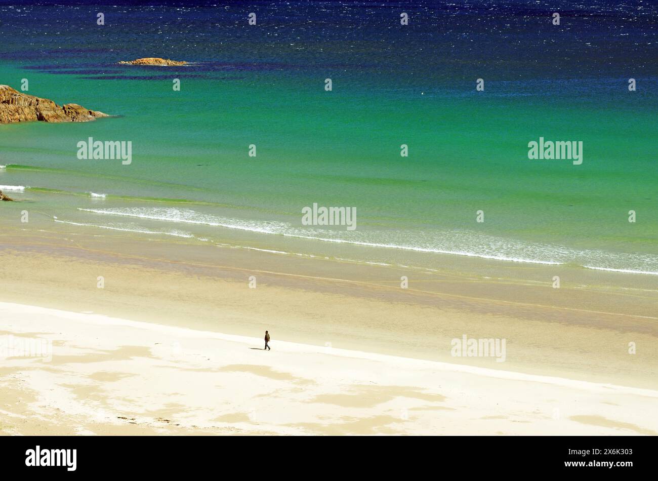 Una sola persona su un'ampia spiaggia sabbiosa, vacanze, Durness, Highlands, Scozia, gran Bretagna Foto Stock