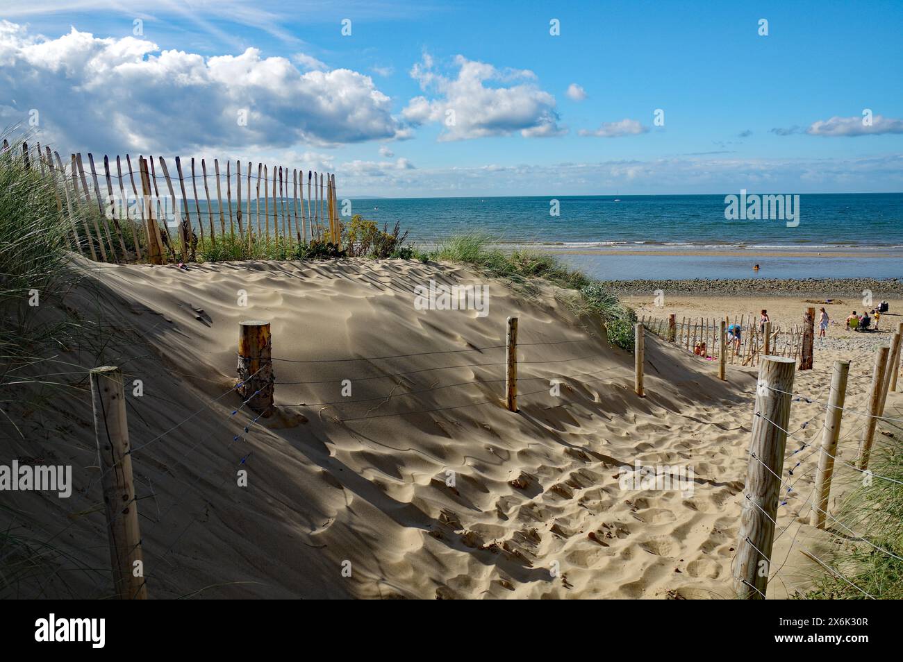 Sentiero sabbioso che conduce ad una spiaggia sabbiosa, il Galles, la Gran Bretagna Foto Stock