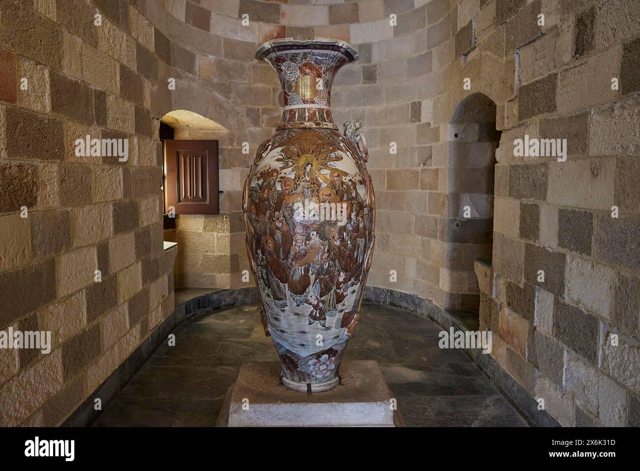 Vaso in ceramica cinese con motivi intricati e accenti color oro, interni, Palazzo del Gran Maestro, città dei Cavalieri, città di Rodi, Rodi Foto Stock