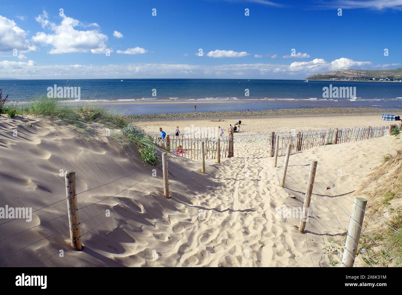 Sentiero sabbioso che conduce ad una spiaggia deserta, il Galles, la Gran Bretagna Foto Stock