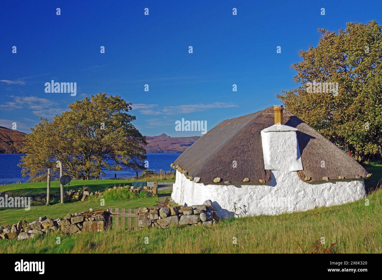Tipico vecchio cottage con tetto di paglia sull'Isola di Skye, vacanze, Scozia, Gran Bretagna Foto Stock