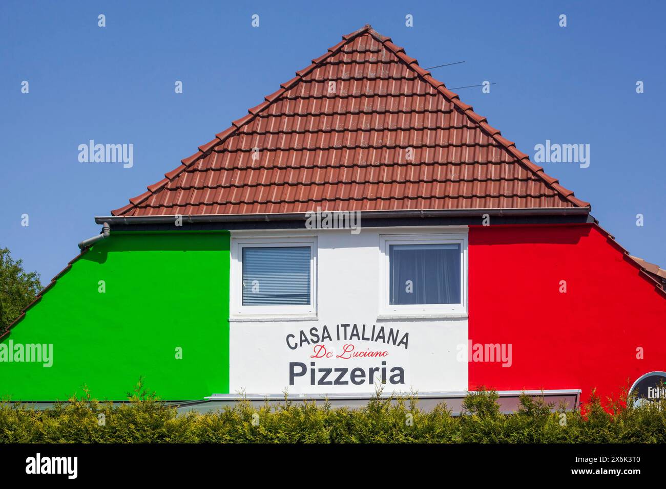 Casa con pizzeria dipinta nei colori nazionali italiani, Lilienthal, bassa Sassonia, Germania Foto Stock