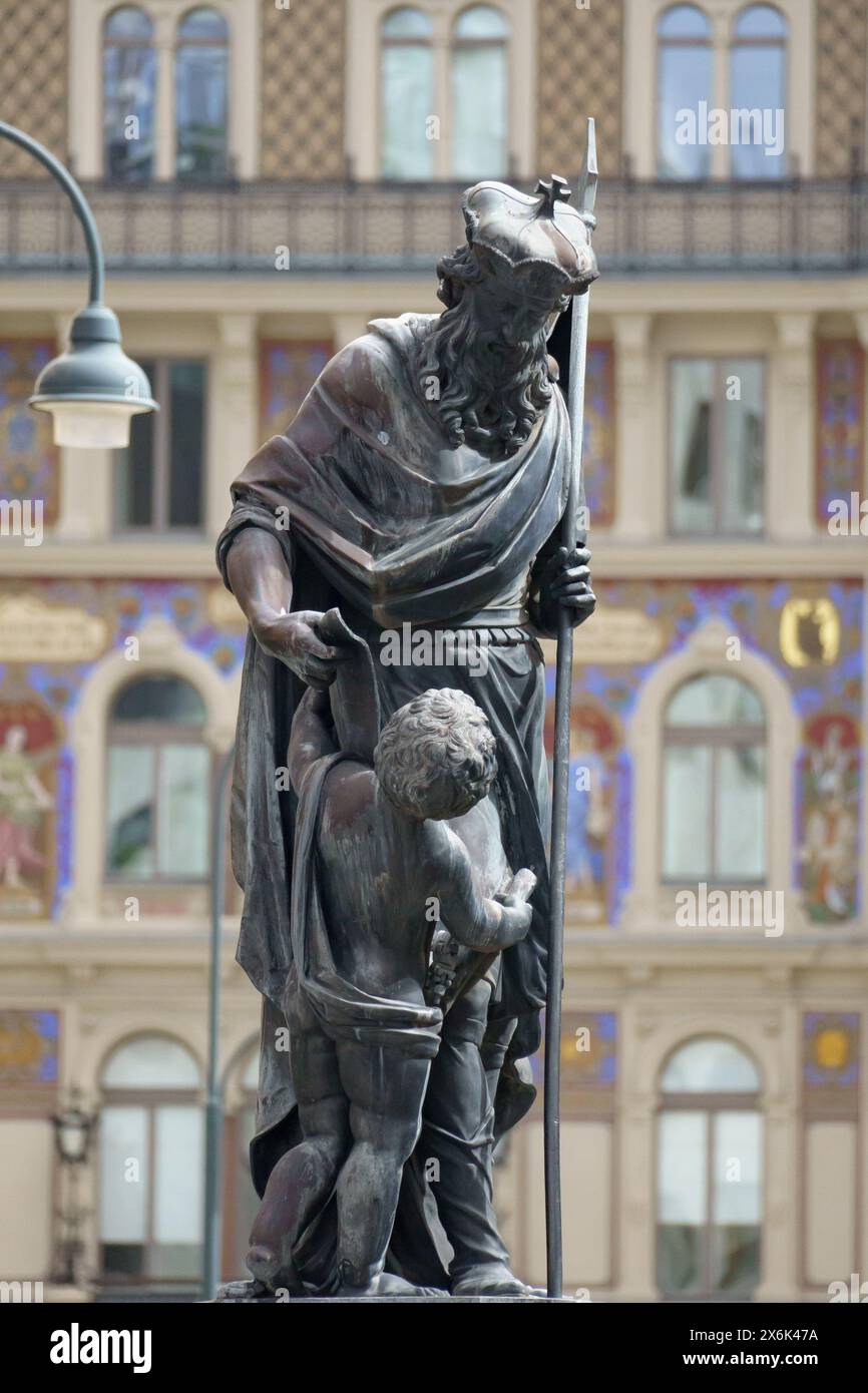 Scultura della fontana Leopoldsbrunnen costruita nel 1680 da Johann Frühwirt situata in via Graben a Vienna con il famoso edificio Zur Weltkugel Foto Stock