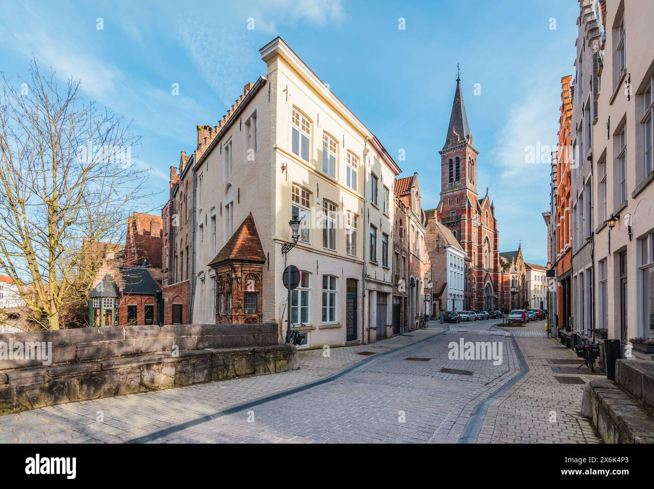 Strada stretta nel centro di Bruges, Belgio. Foto Stock