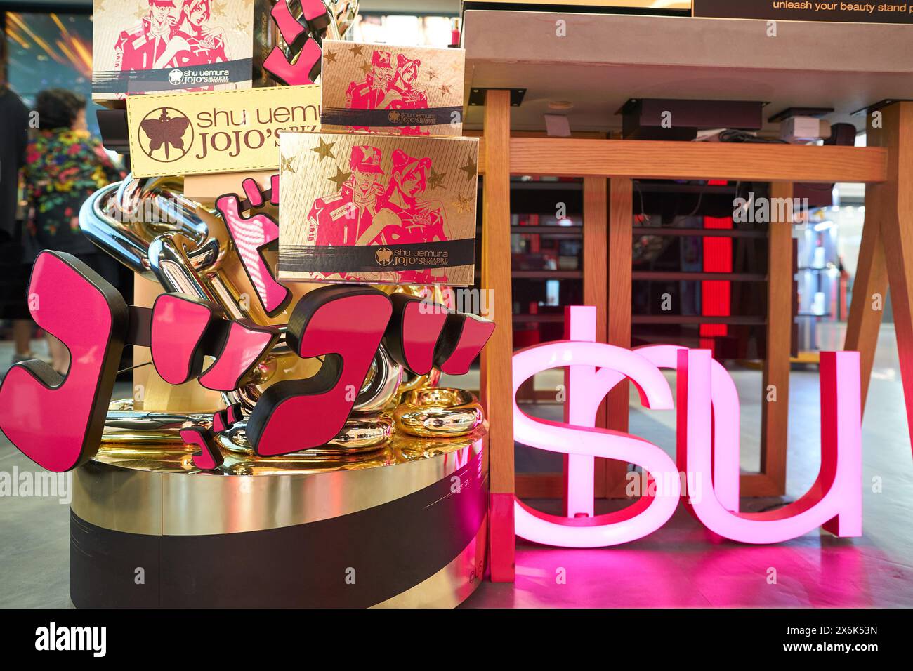 HONG KONG, CINA - 4 DICEMBRE 2023: Foto interna del negozio Shu Uemura nel centro commerciale New Town Plaza. Foto Stock