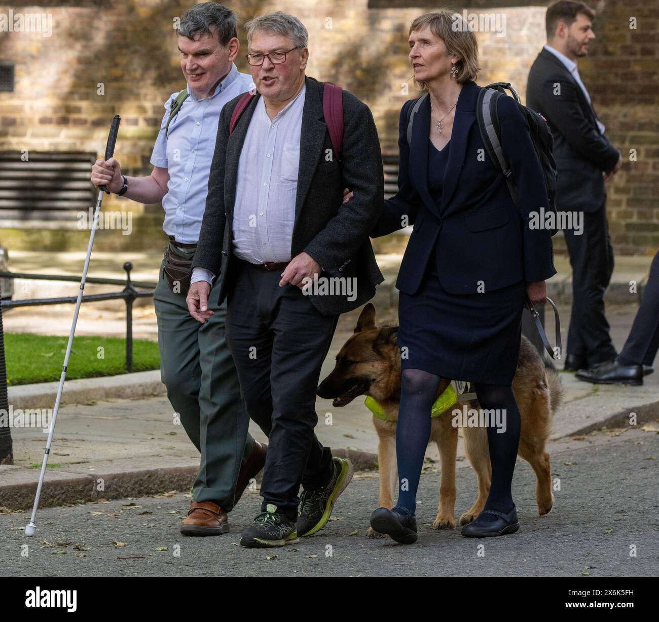 Londra, Regno Unito. 15 maggio 2024. La National Federation of the Blind UK presenta petizioni al 10 di Downing Street sui pericoli delle fermate galleggianti degli autobus per gli utenti impotenti alla vista; sono state accompagnate da Finn, il cane guida. Crediti: Ian Davidson/Alamy Live News Foto Stock