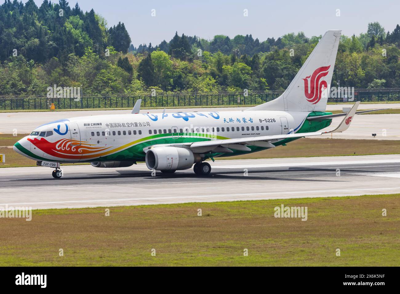 Chengdu, 9 aprile 2024: Aerei di linea cinesi Boeing 737 all'aeroporto di Chengdu Tianfu Foto Stock