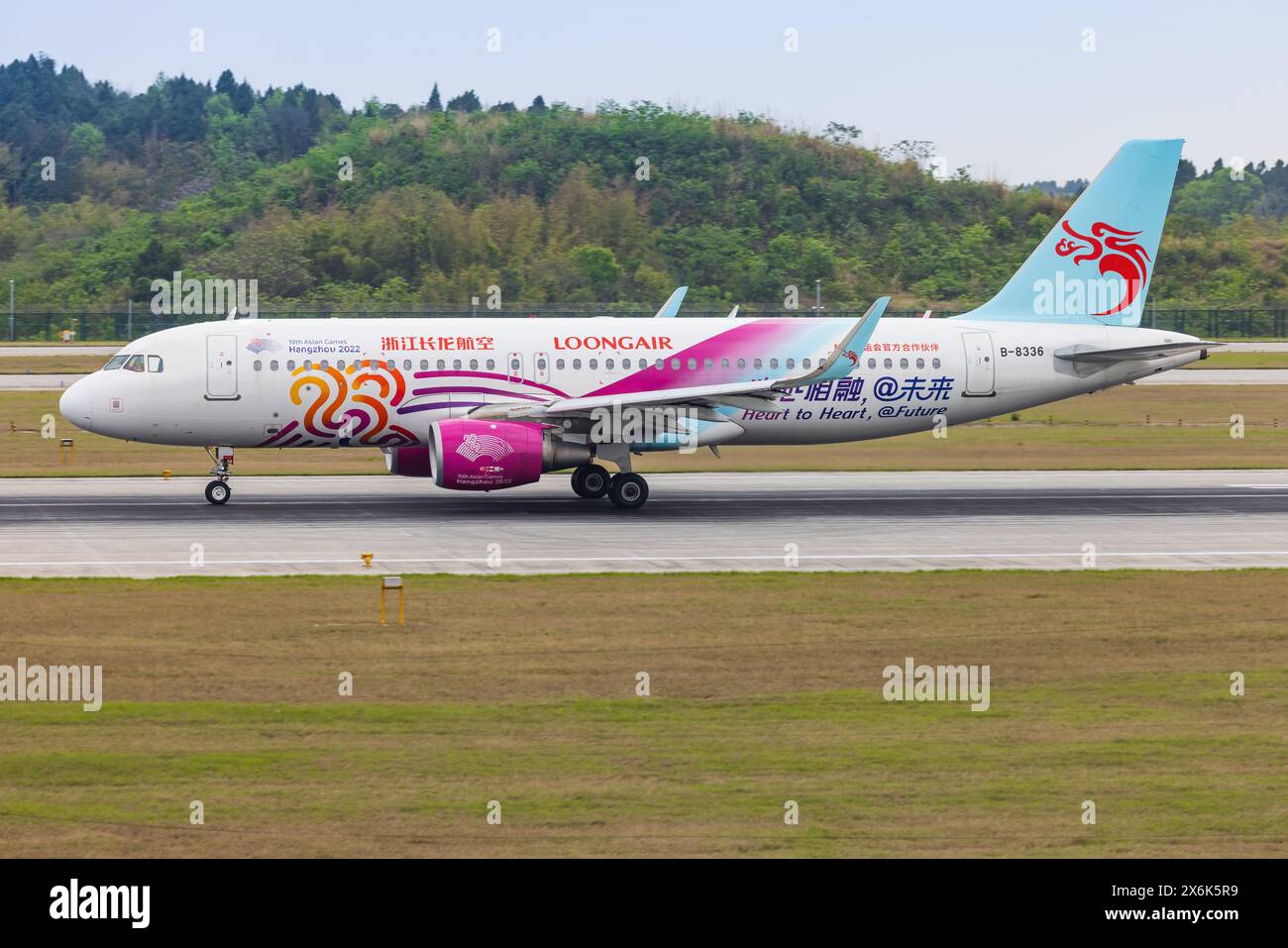 Chengdu, 9 aprile 2024: Aereo Airbus A320 di Loongair presso l'aeroporto di Chengdu Tianfu in Cina 19° Giochi asiatici - Hangzhou 2022 livrea speciale Foto Stock