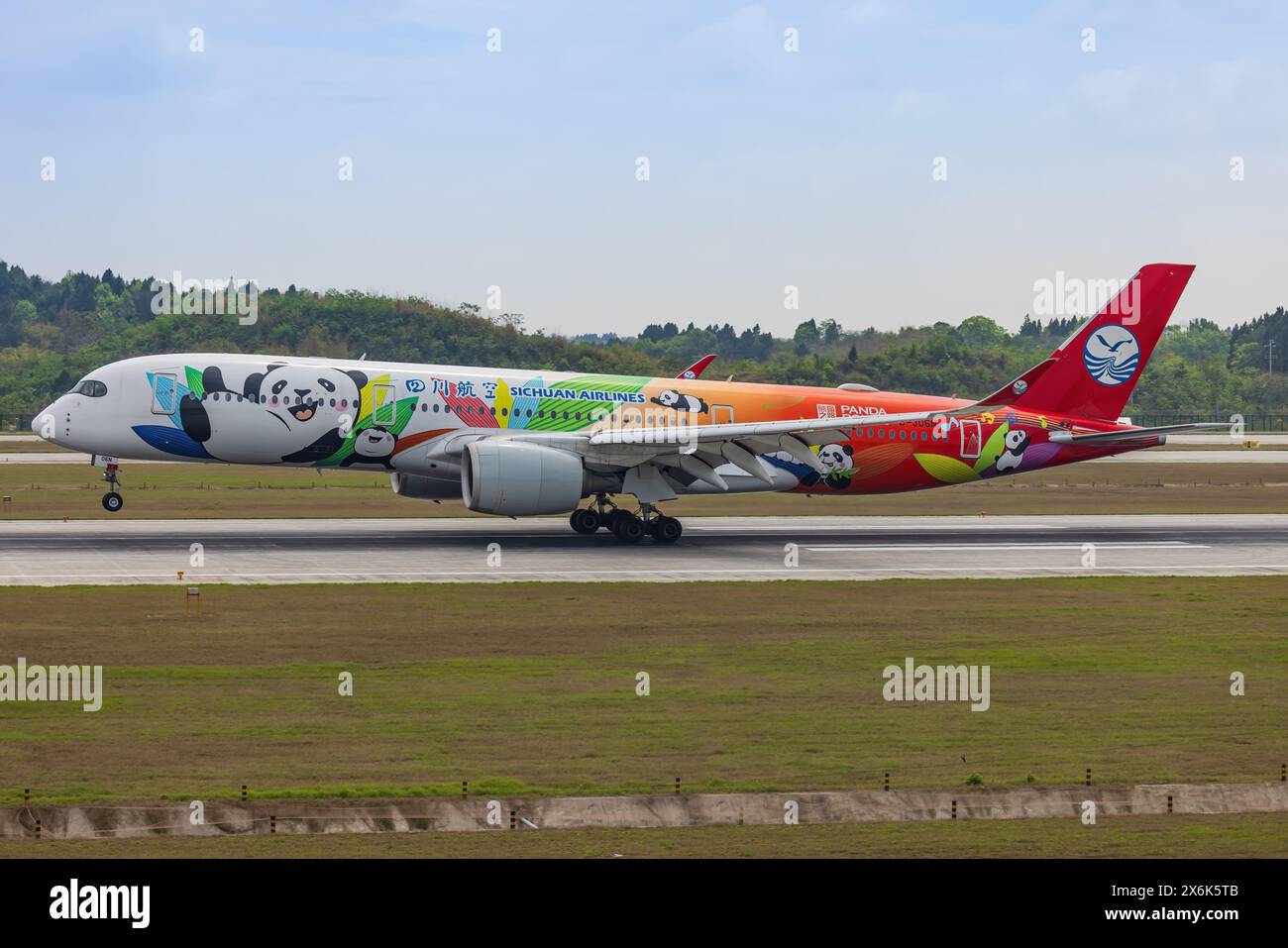 Chengdu, 9 aprile 2024: Aerei di linea Sichuan Airbus A350 all'aeroporto di Chengdu Tianfu Foto Stock