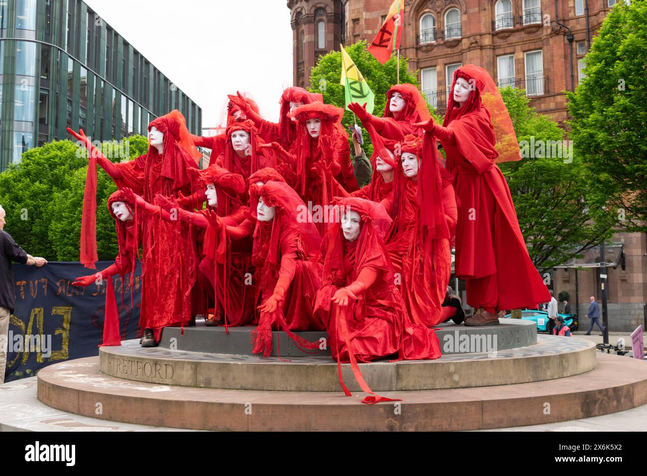 Ferma la protesta EACOP. British Insurers Brokers Association BIBA al centro conferenze Manchester Central. Ribellione per l'estinzione protesta per la ribellione rossa Foto Stock