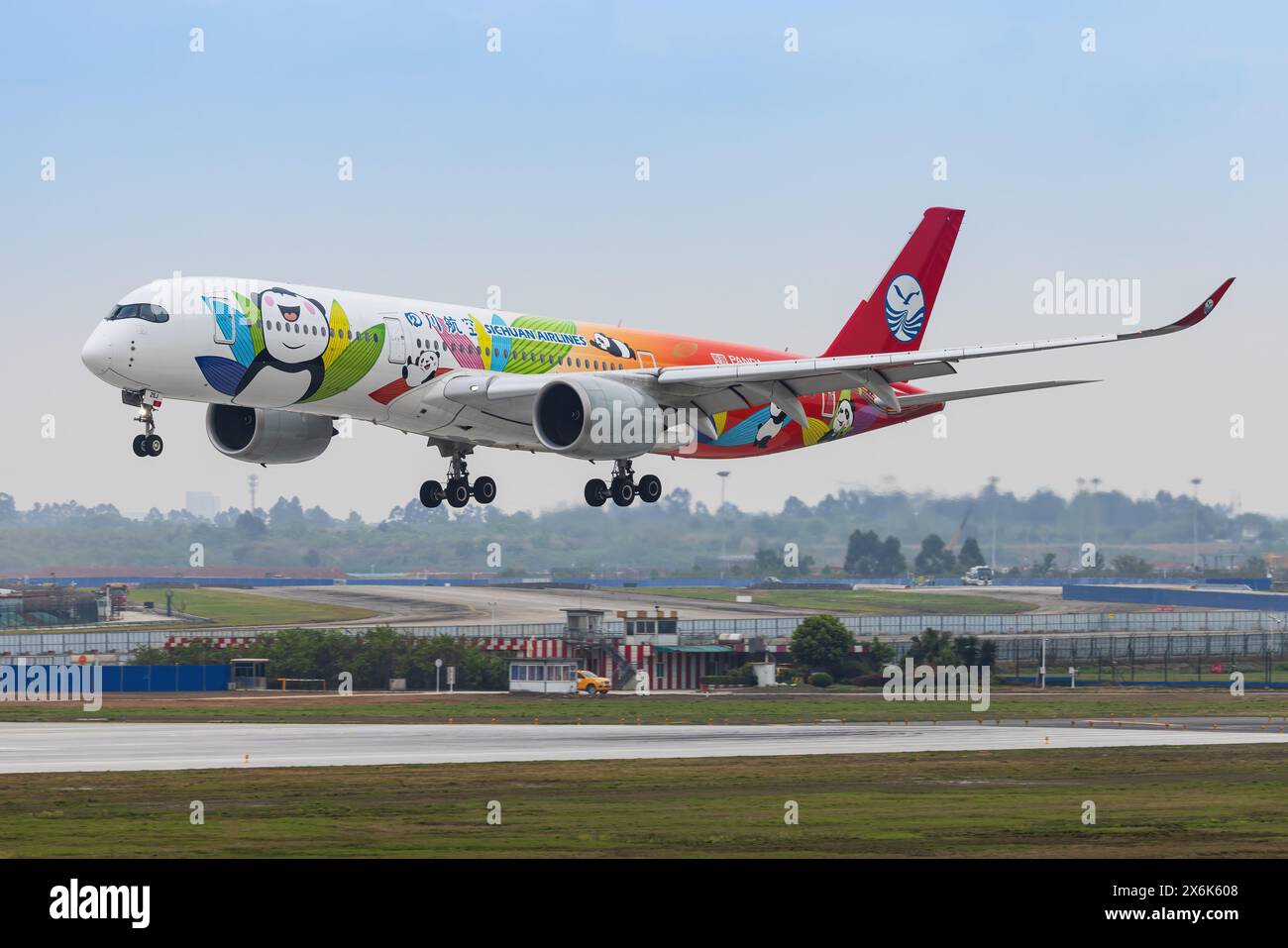 Chengdu, 9 aprile 2024: Aerei di linea Sichuan Airbus A350 all'aeroporto di Chengdu Tianfu Foto Stock