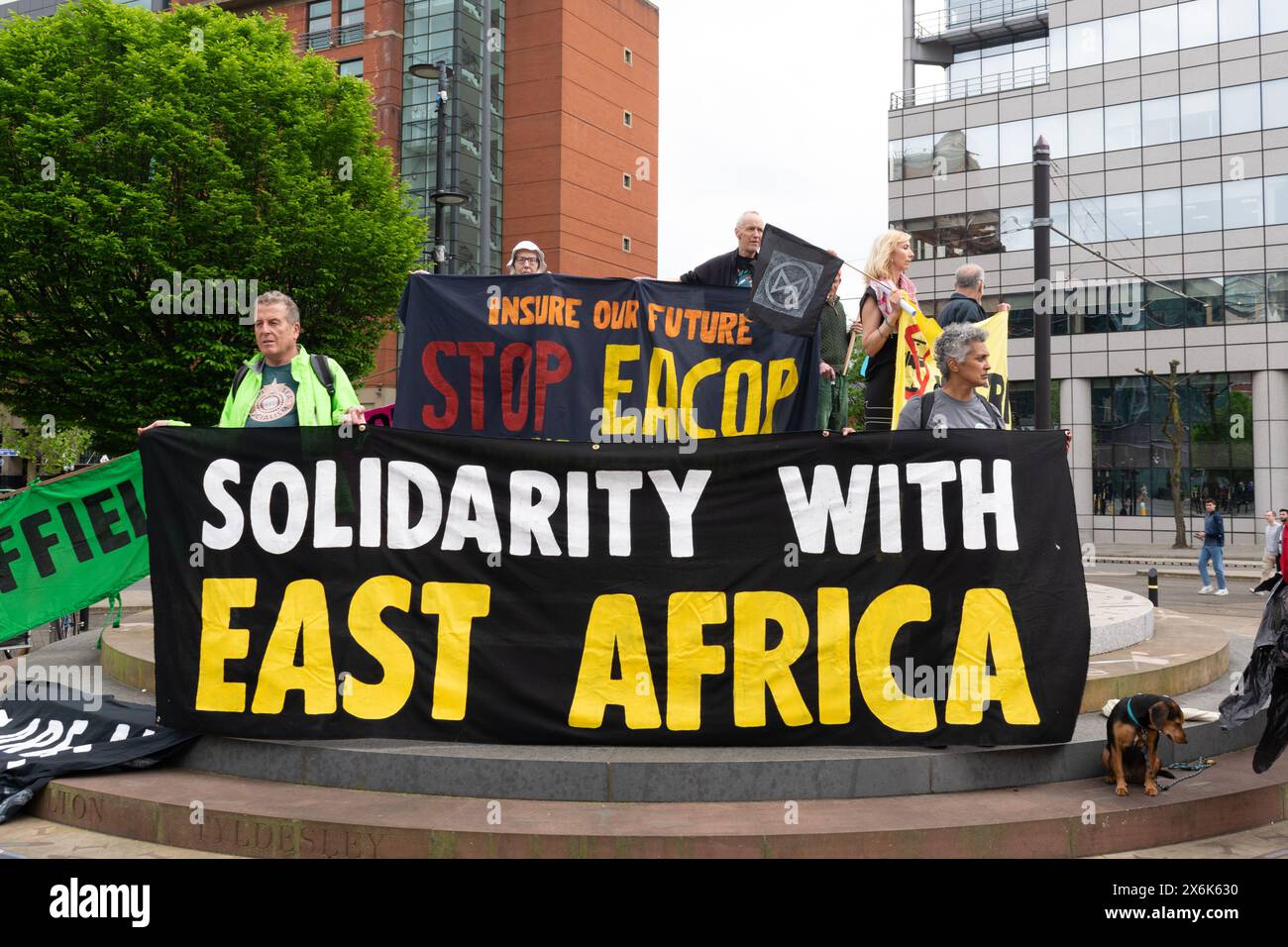 Ferma la protesta EACOP. British Insurers Brokers Association BIBA al centro conferenze Manchester Central. Protesta per la ribellione per l'estinzione. Foto Stock