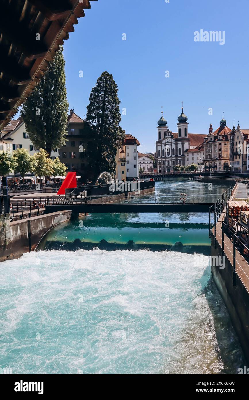 Diga ad ago nel Reuss di Lucerna, Svizzera. Una diga ad ago è una diga progettata per mantenere il livello o il flusso di un fiume attraverso l'uso di sottile 'ginocchio Foto Stock