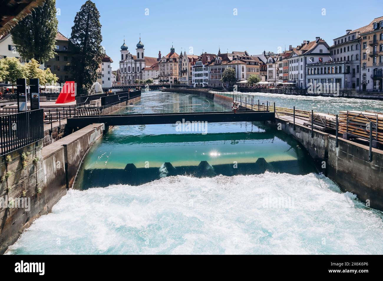 Diga ad ago nel Reuss di Lucerna, Svizzera. Una diga ad ago è una diga progettata per mantenere il livello o il flusso di un fiume attraverso l'uso di sottile 'ginocchio Foto Stock