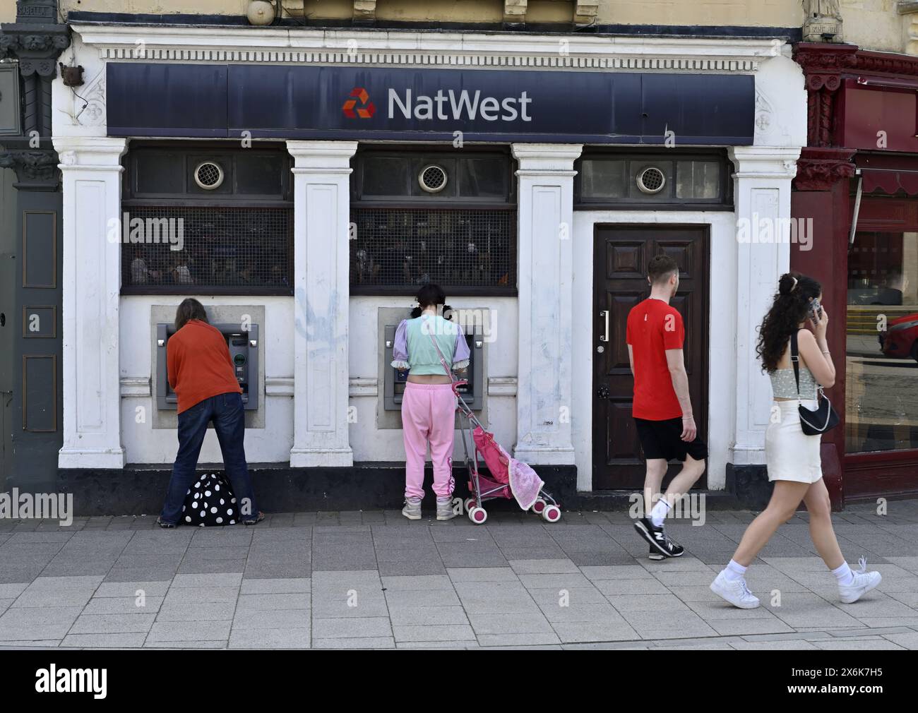 NatWest Bank con gente al bancomat incastonata nel muro anteriore Foto Stock