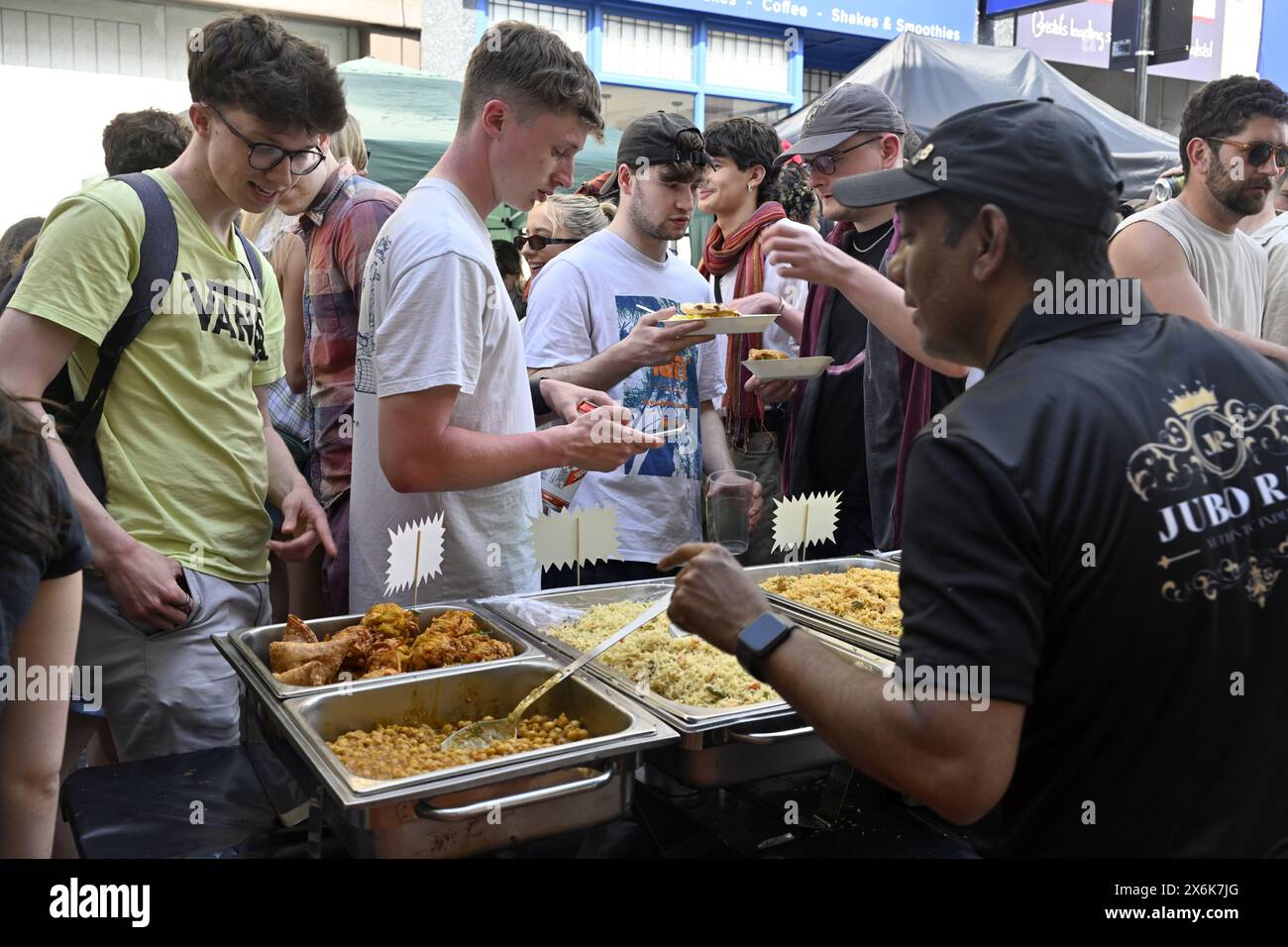 Cibo servito alla festa di strada, Bristol, Regno Unito Foto Stock