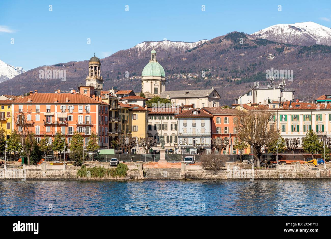 Vista della città dal Lago maggiore con montagne innevate sullo sfondo, Verbania, Piemonte, Italia Foto Stock