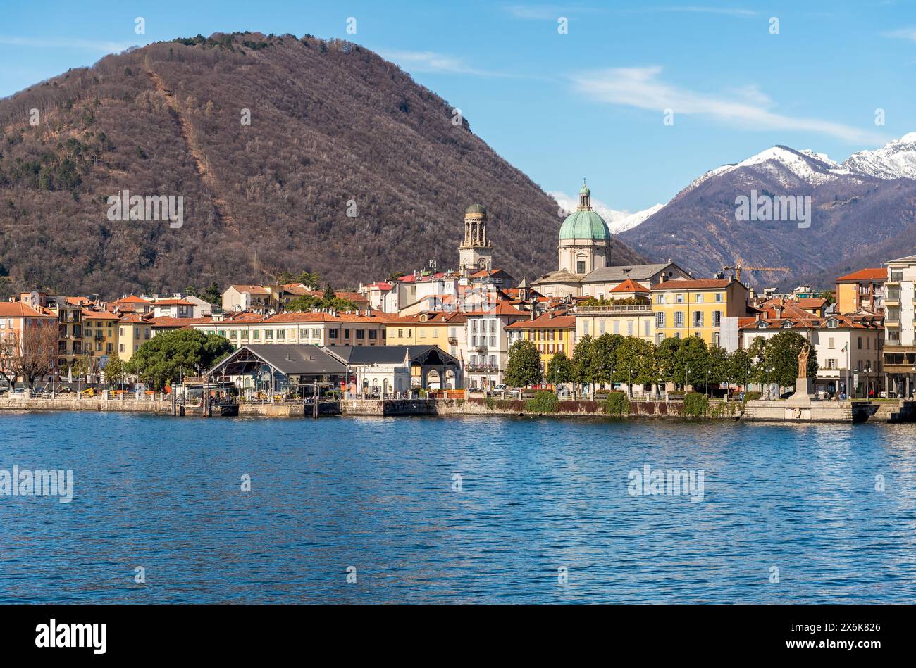 Vista panoramica della città dal Lago maggiore con montagne innevate sullo sfondo, Verbania, Piemonte, Italia Foto Stock