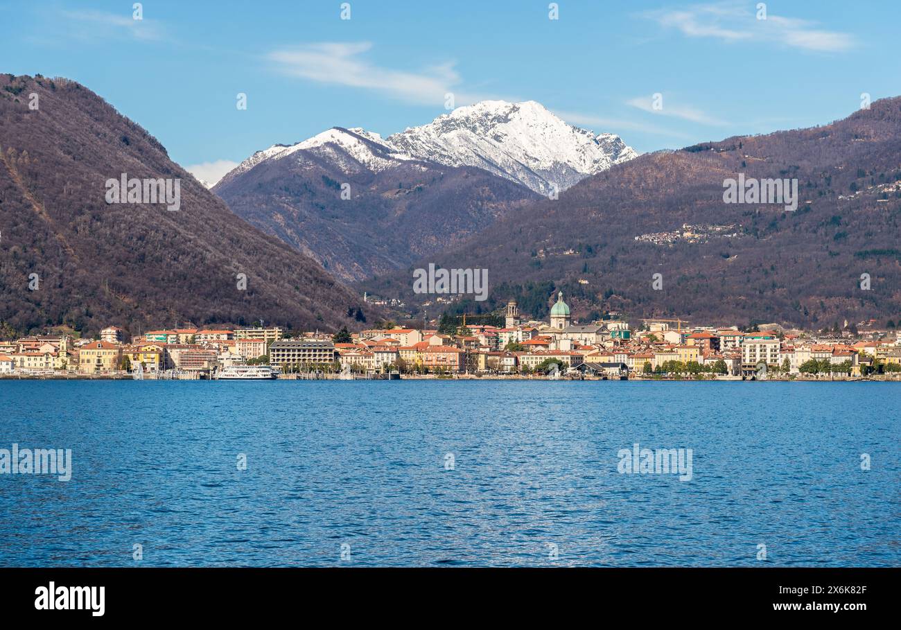 Vista panoramica della città dal Lago maggiore con montagne innevate sullo sfondo, Verbania, Piemonte, Italia Foto Stock