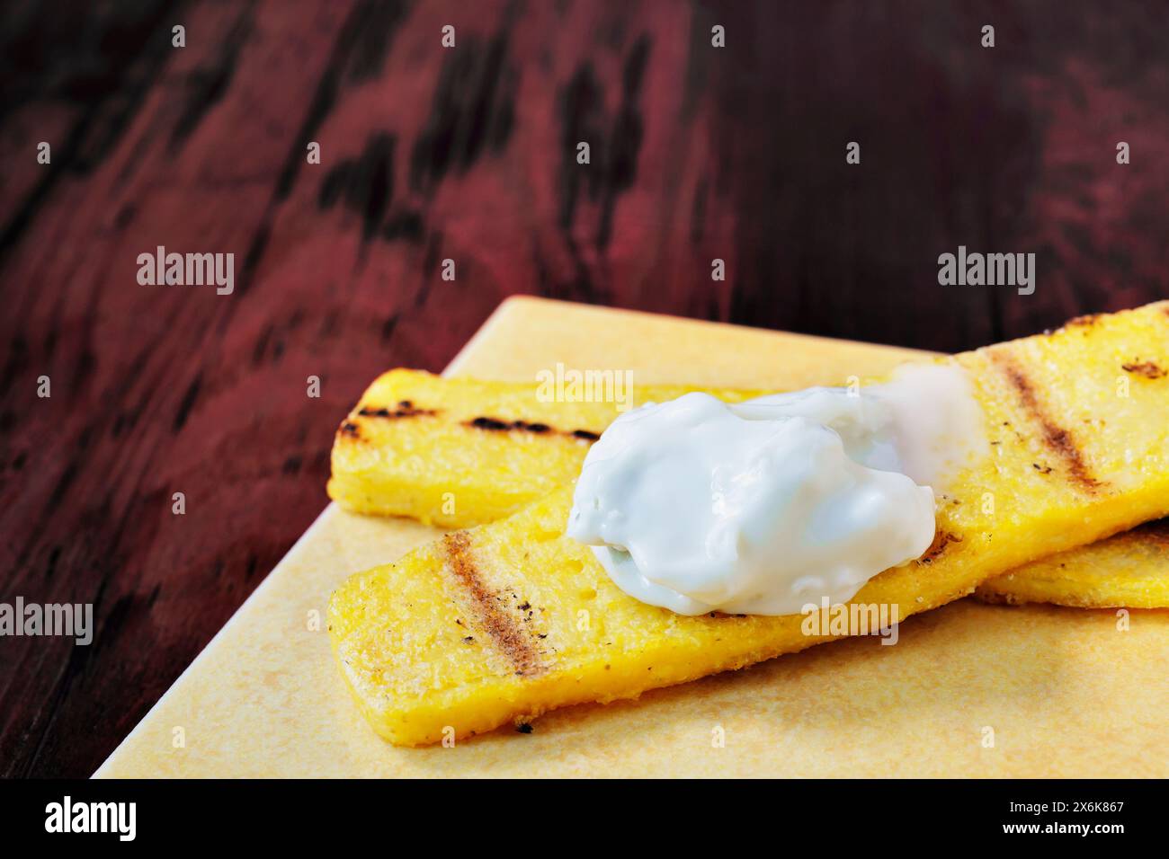 Gorgonzola su polenta gialla, cibo italiano pronto da mangiare Foto Stock