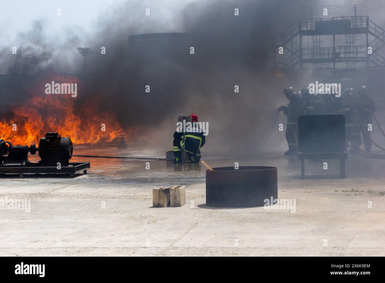 HAL FAR, MALTA - 28 APRILE 2024 i vigili del fuoco spruzzano acqua nel weekend aperto del dipartimento di protezione civile della stazione di Hal far. Foto Stock