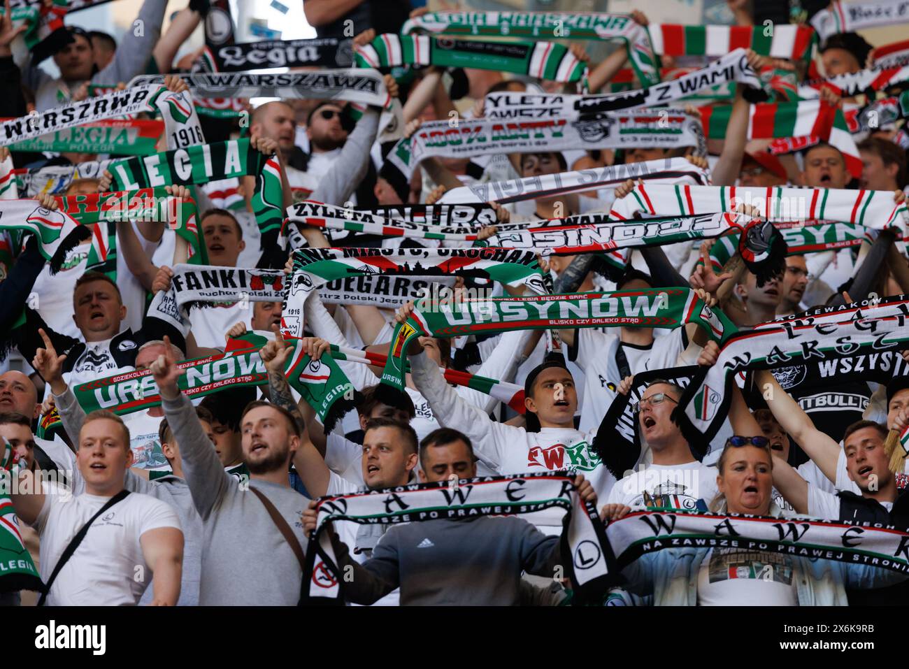 I tifosi del Legia Warszawa festeggiano un gol durante la partita PKO BP Ekstraklasa tra Lech Poznan e Legia Warszawa all'Enea Stadium. Punteggi finali; Lech Poznan 1: 2 Legia Warszawa. Foto Stock