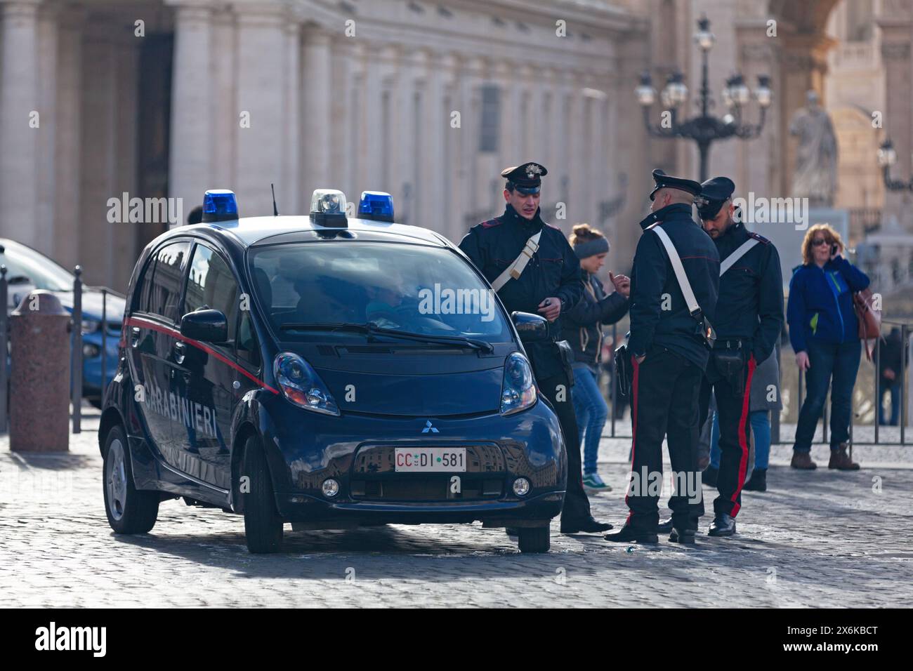 Piazza Papa Pio XII, città del Vaticano, 18 marzo 2018: Un carabinieri in Piazza Papa Pio XII con i carabinieri che parlano tra loro. Foto Stock