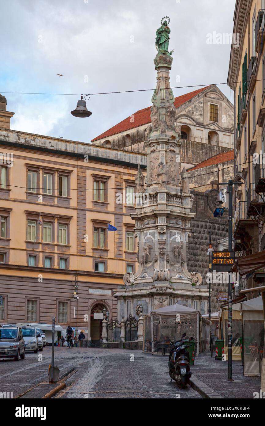 Napoli, Italia - 19 marzo 2018: La guglia dell'Immacolata in Piazza del Gesù nuovo. Foto Stock