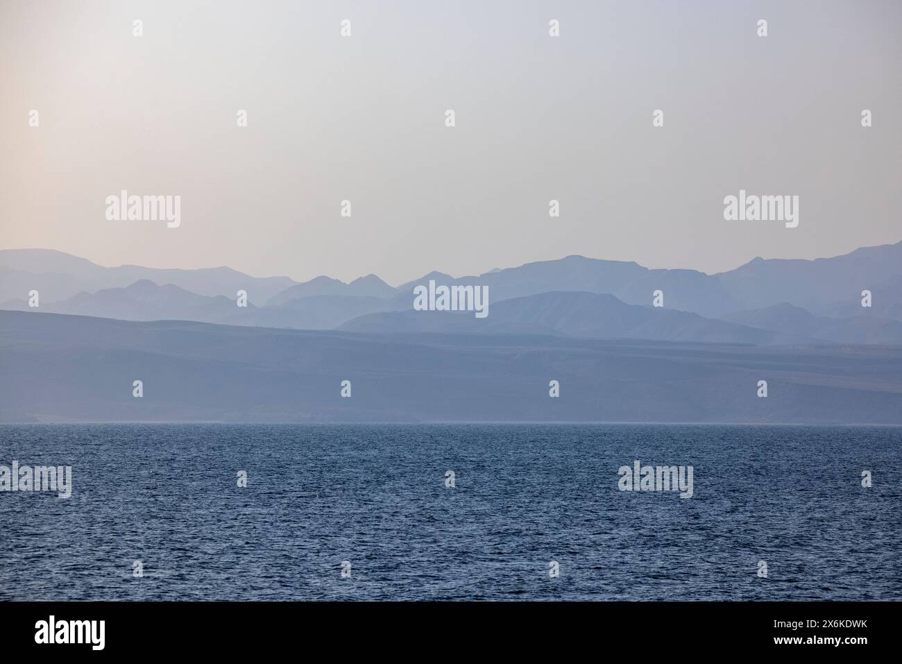 Costa con montagne, vista durante il passaggio dello stretto di Bab-el-Mandeb tra la penisola arabica e Gibuti, in mare, vicino allo Yemen, Medio Oriente Foto Stock