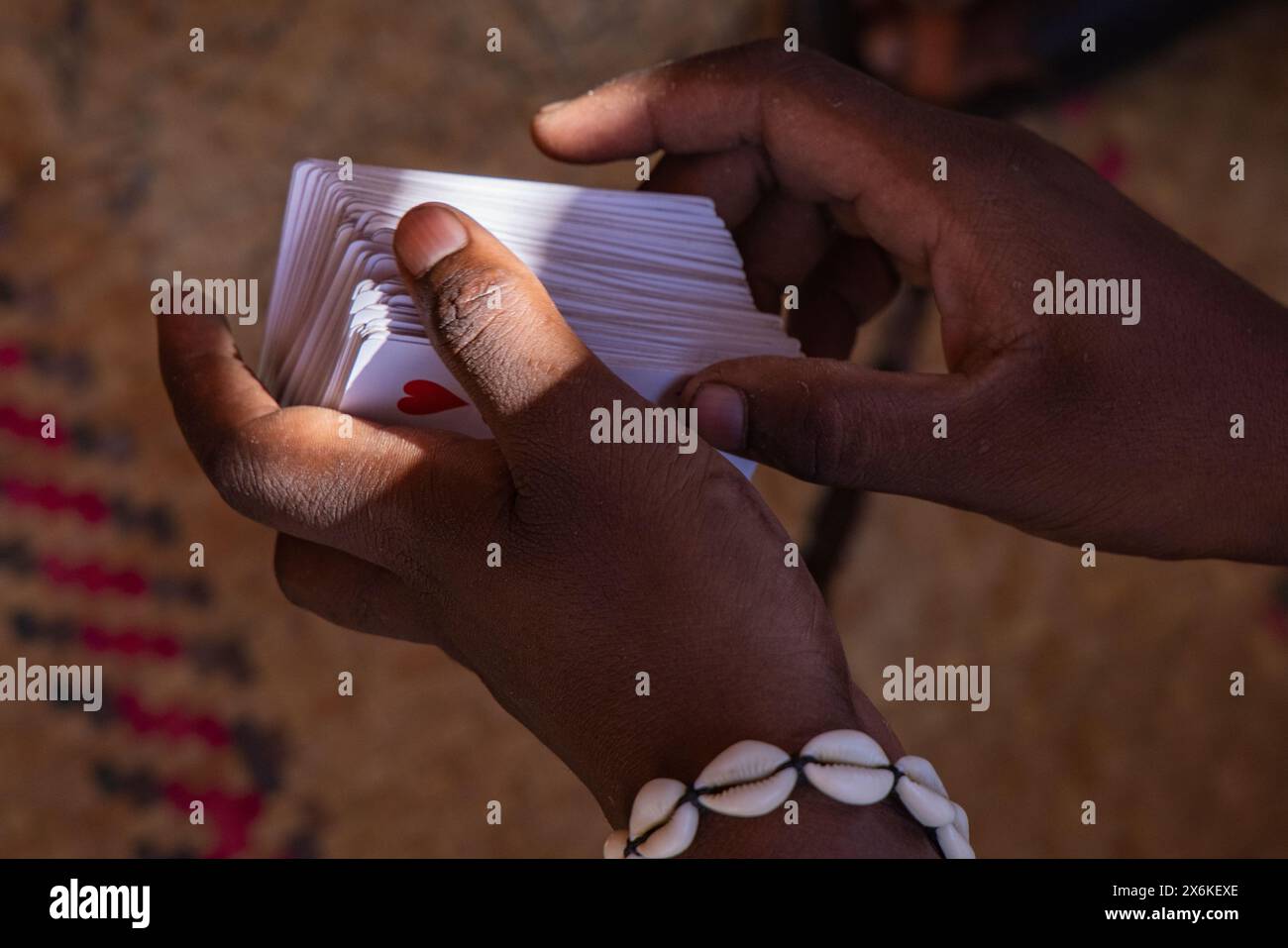 Vista dettagliata delle carte da gioco in mano con tuta visibile di cuori, Mahajanga, Boeny, Madagascar, Oceano Indiano Foto Stock