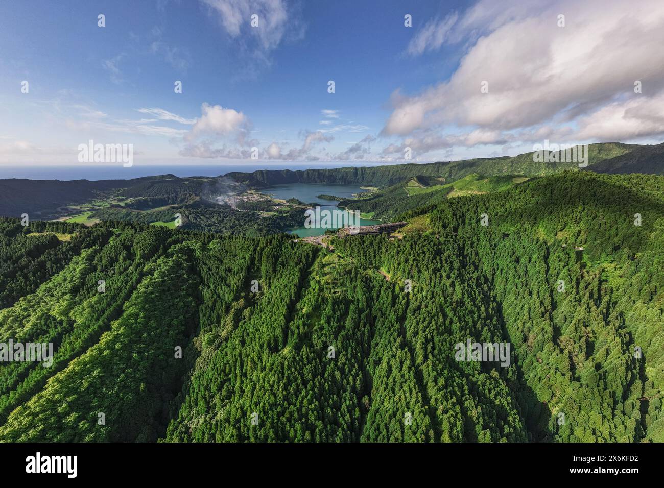 Vista aerea del Monte Palace Hotel e dei laghi crateri Lagoa Azul e Lagoa Verde a Sete Cidades sull'isola di Sao Miguel, Azzorre. Foto Stock