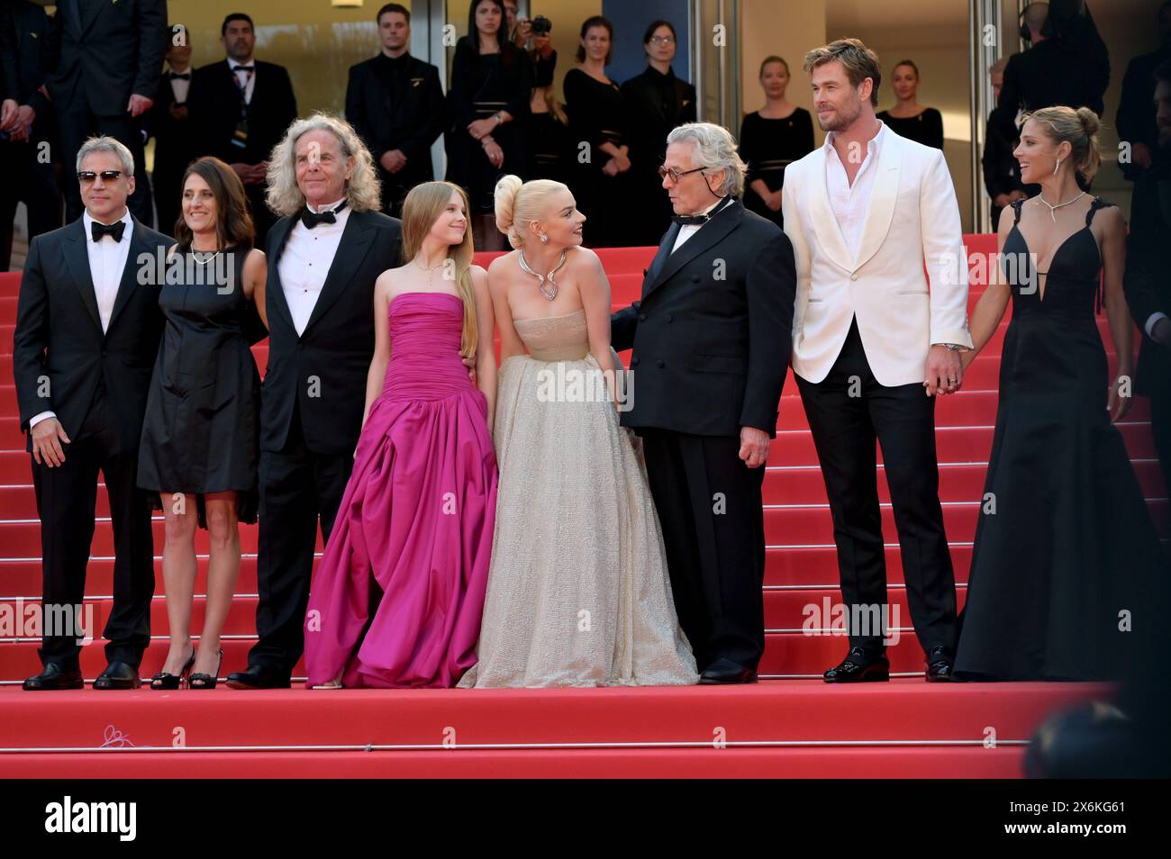 Cannes, Francia. 15 maggio 2024. CANNES, FRANCIA. 15 maggio 2024: Michael De Luca, Pamela Abdy, Doug Mitchell, Alyla Browne, Anya Taylor-Joy, George Miller, Tom Burke, Chris Hemsworth & Elsa Pataky alla Furiosa: a Mad Max Saga premiere al 77° Festival di Cannes. Crediti fotografici: Paul Smith/Alamy Live News Foto Stock