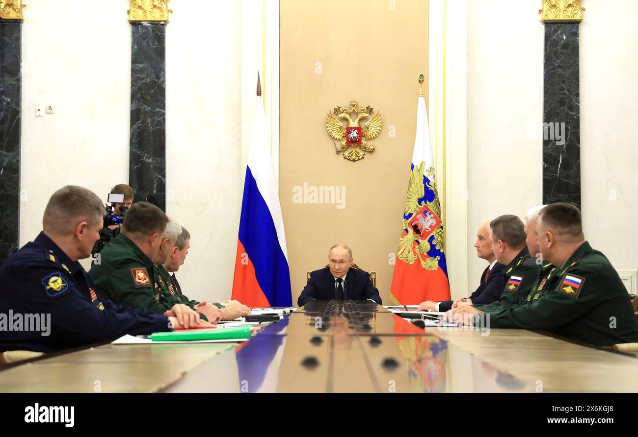 Mosca, Russia. 15 maggio 2024. Il presidente russo Vladimir Putin presiede un incontro con i comandanti dei distretti militari al Cremlino, 15 maggio 2024, a Mosca, Russia. Crediti: Vyacheslav Prokofyev/piscina del Cremlino/Alamy Live News Foto Stock