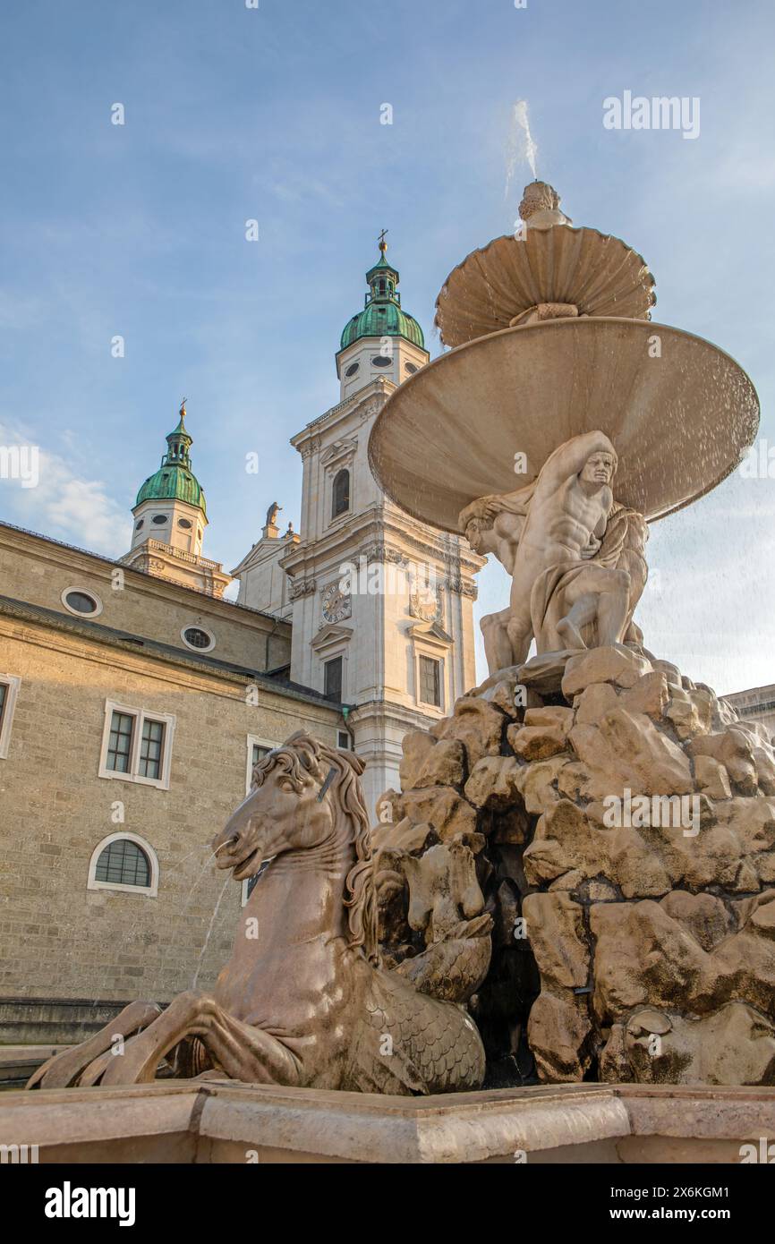 Cattedrale di Salisburgo vista dalla Residenzbrunnen, Salisburgo, Austria Foto Stock