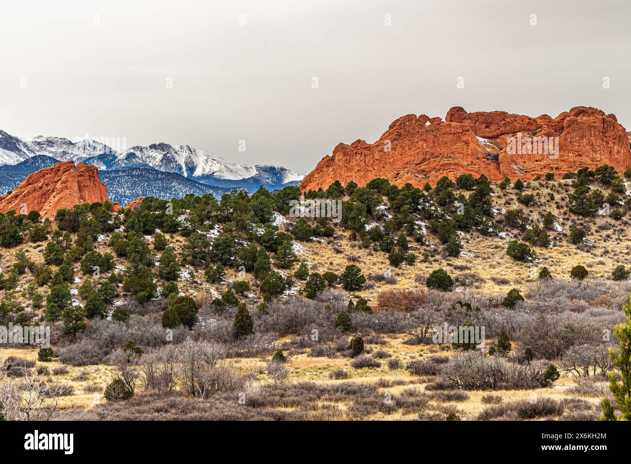 Vista dei famosi cammelli baciati dal Garden of Gods Visitor Center di Colorado Springs Foto Stock