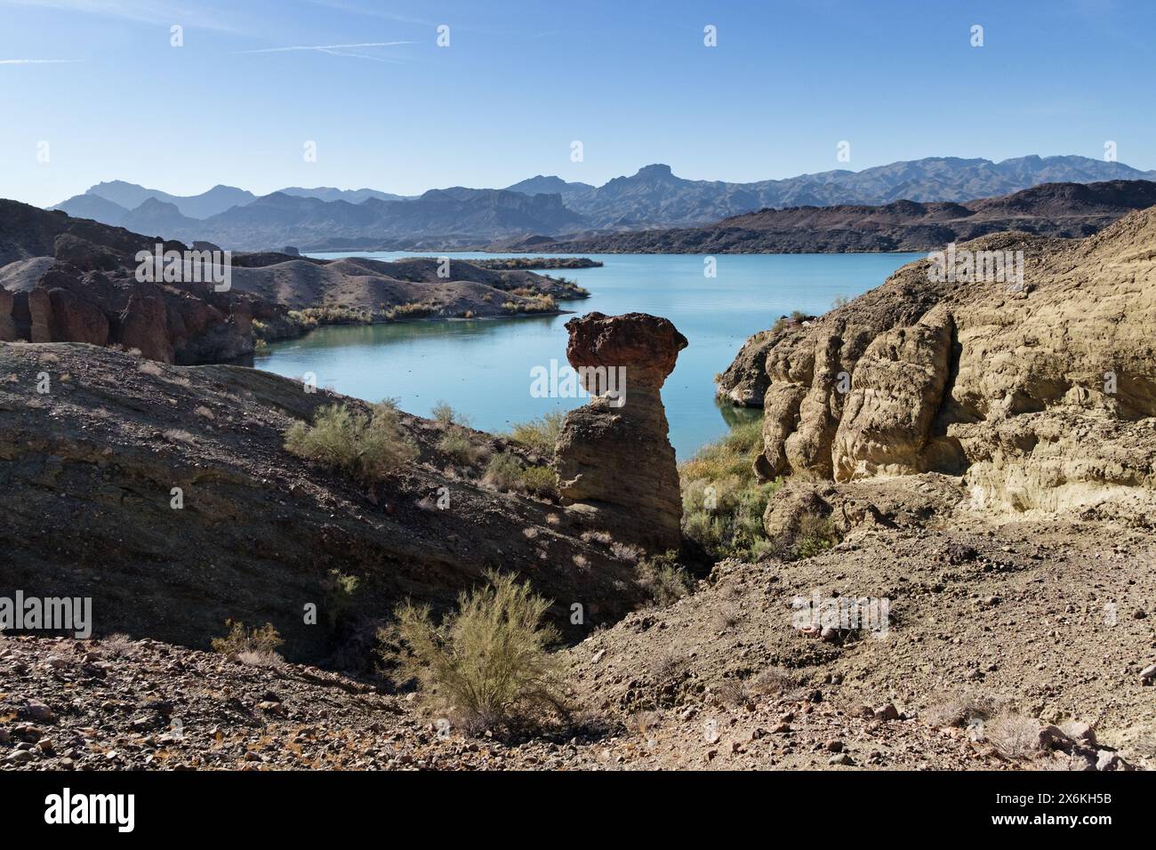 Formazione Balance Rock sulla riva del lago Havasu in Arizona Foto Stock