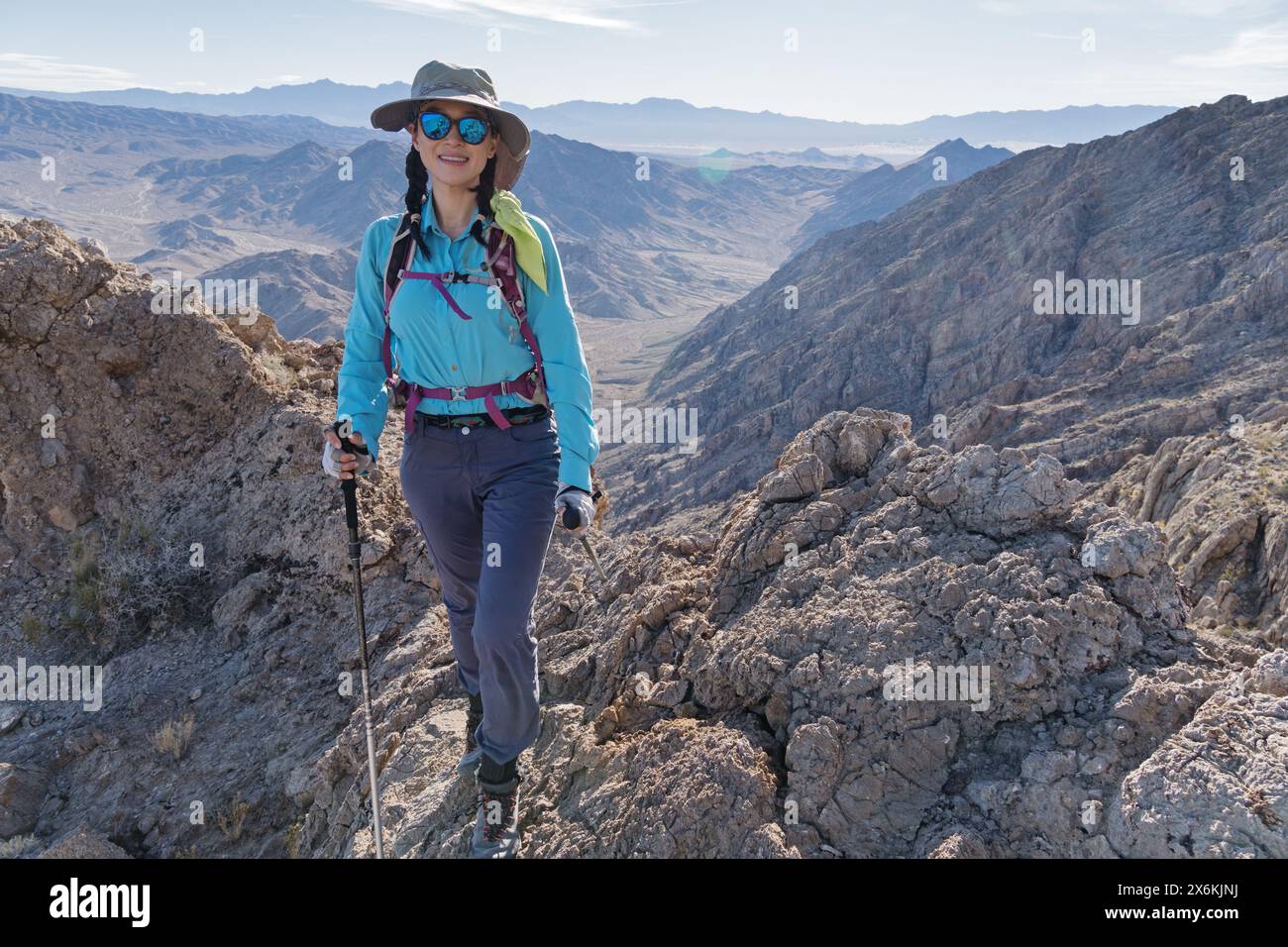 Donna che cammina fino alla Old Dad Mountain nel deserto del Mojave in California Foto Stock