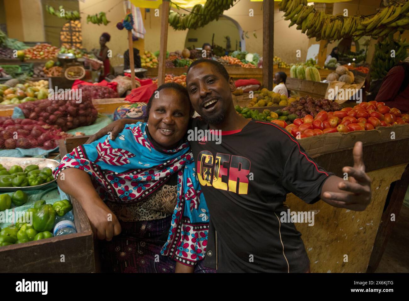 Sorrisi amichevoli in una bancarella di frutta e verdura nel mercato coperto, Lamu, Lamu Island, Kenya, Africa Foto Stock