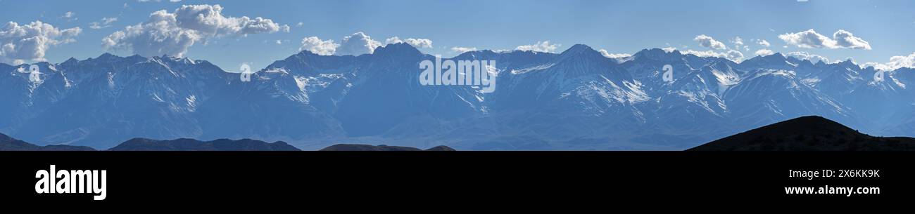 Panorama dell'alta Sierra Nevada da circa il Monte Pinchot attraverso la catena montuosa Palisade fino ad Agassiz attraverso la Valle di Owens vicino a Big Pine in California Foto Stock