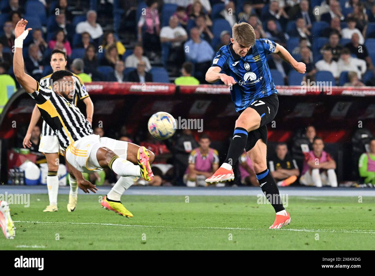 Roma, Italia. 15 maggio 2024. Charles De Ketelaere dell'Atalanta tenta di segnare durante la finale di Coppa Italia tra l'Atalanta e la Juventus allo Stadio Olimpico di Roma, Italia, mercoledì 15 maggio 2024. (Tano Pecoraro/LaPresse) credito: LaPresse/Alamy Live News Foto Stock