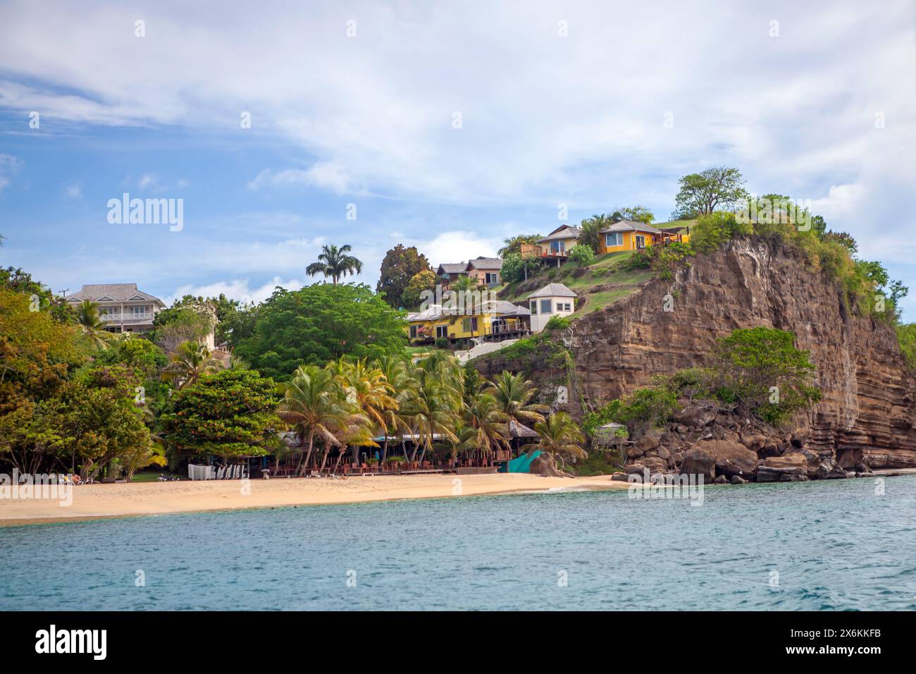 Case colorate sulla costa caraibica a sud di St. George'S, Grenada, Caraibi Foto Stock
