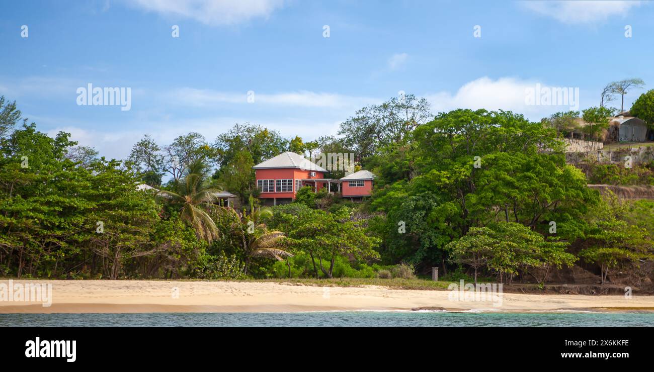 Casa colorata sulla costa caraibica a sud di St. George'S, Grenada, Caraibi Foto Stock