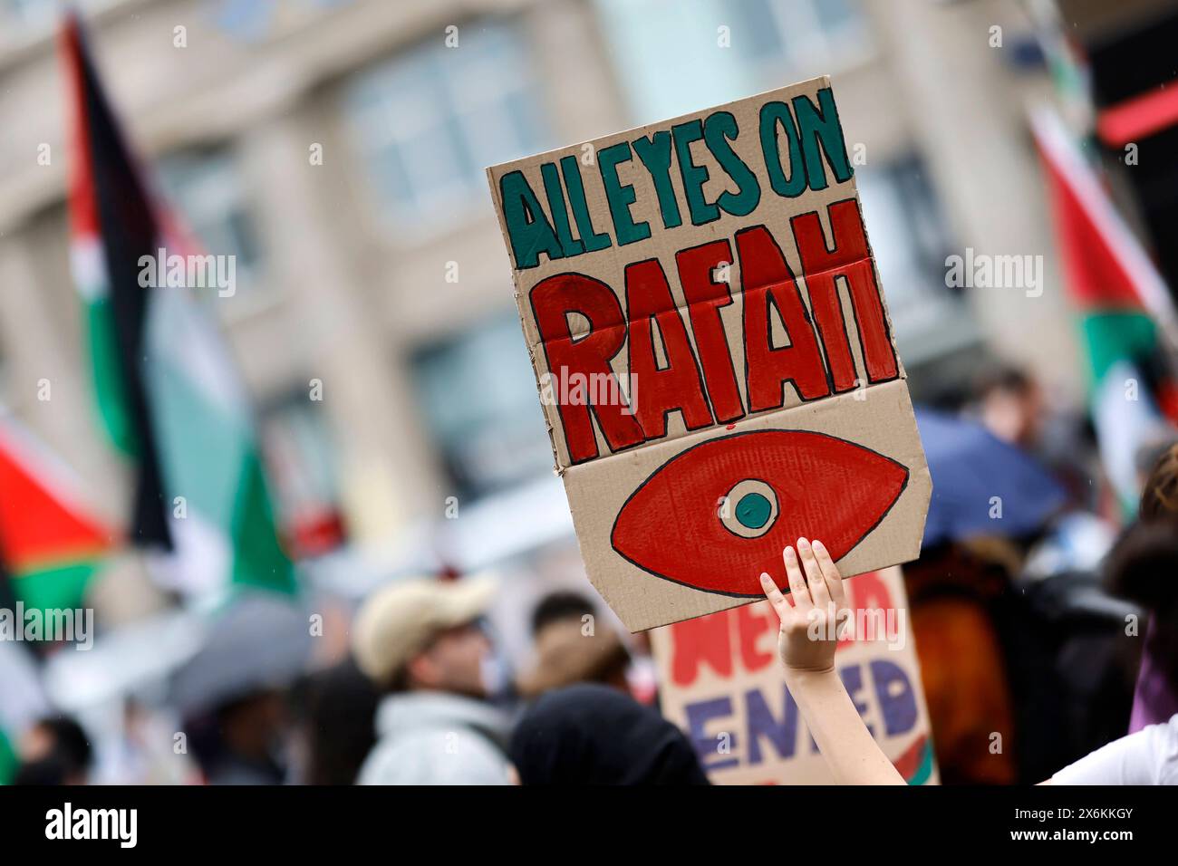 Teilnehmer einer Pro-Palästina-Demo auf dem Bahnhofsvorplatz. Die Demonstranten schwenken Fahnen von Palästina und kritisieren das Vorgehen der israelischen Armee im Gaza-Streifen. Köln, 15.05.2024 NRW Deutschland *** partecipanti a una manifestazione pro-Palestina sul piazzale della stazione i manifestanti ondeggiano bandiere palestinesi e criticano le azioni dell'esercito israeliano nella Striscia di Gaza Colonia, 15 05 2024 NRW Germania Copyright: XChristophxHardtx Foto Stock